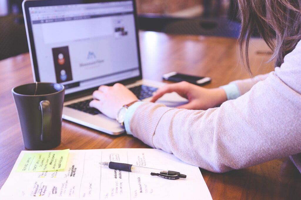 a women is working on laptop 