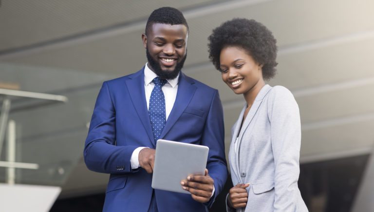 A GIRL IS DISCUSSING SOMETHING WITH A MEN 